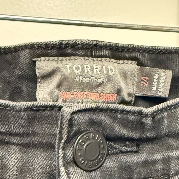 Torrid Plus Size Mid-Rise Mid Shorts Plus Size Black Raw Edges 24 - Picture 3 of 8